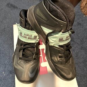 Nike men Zoom Solider VII